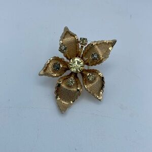 VTG goldtone  Rhinestone poinsettia flower pin brooch